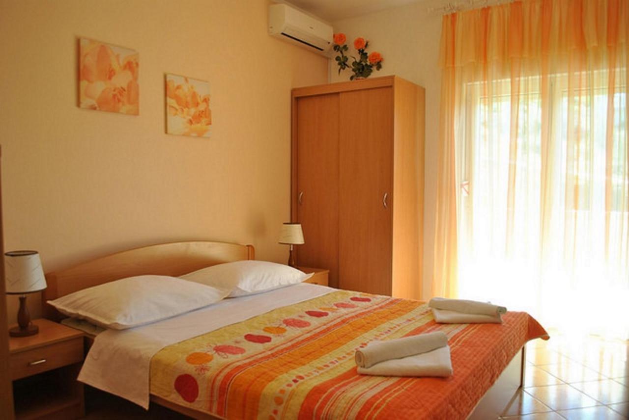 Apartments Tonci And Iris Primosten Exterior photo